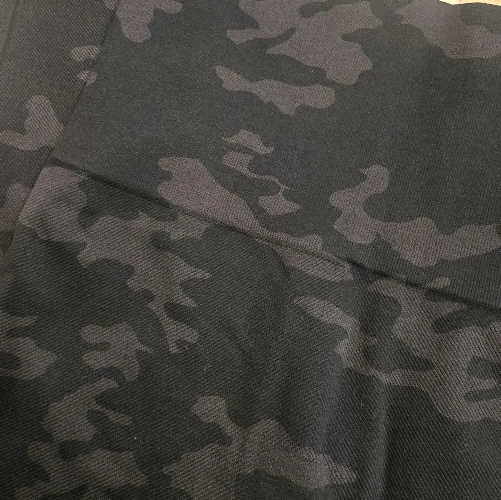 SPANX Black Camo Legging Sz S - Picture 3 of 3